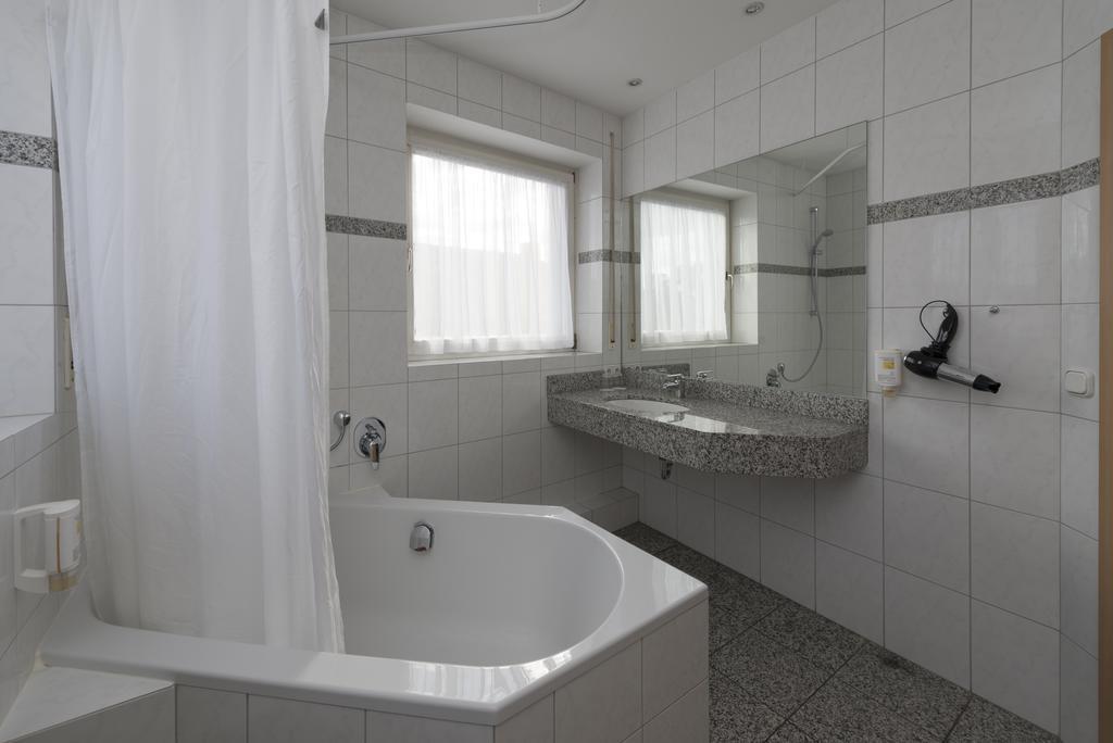 Hotel Gasthof Zum Storch Schlüsselfeld Exteriör bild